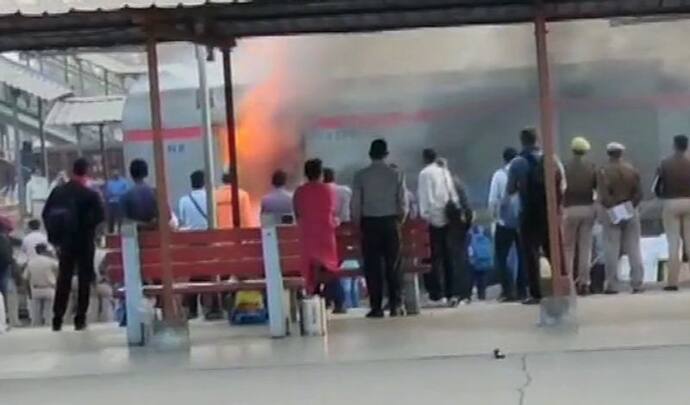 दिल्ली-लखनऊ शताब्दी ट्रेन में लगी आग, पार्सल कोच में धुआं-धुआं, गाजियाबाद में हुआ हादसा