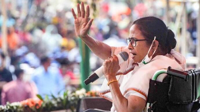ममता बनर्जी के खिलाफ चुनाव आयोग पहुंची भाजपा, कहा- सांप्रदायिक आधार पर मांग रहीं वोट