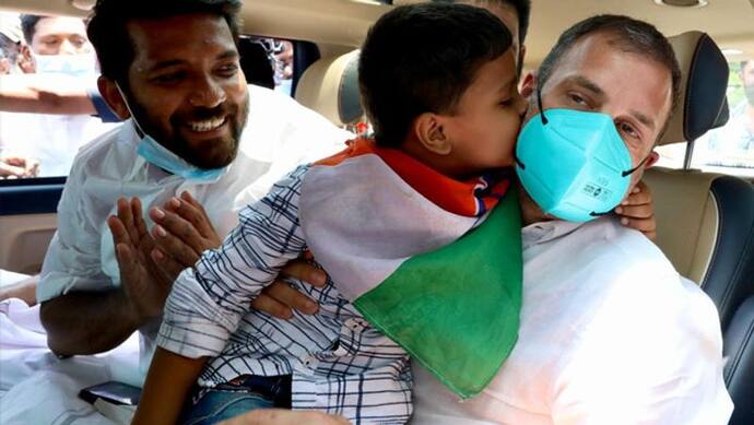 Kerala Election: रोड शो के दौरान राहुल गांधी से बातचीत करते हुए इतना खुश हुआ बच्चा कि चूम लिया