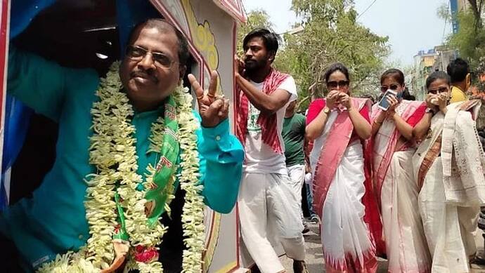 West Bengal Election: पालकी में होके सवार चले रे, ये तो अपने वोटर के द्वार चले रे