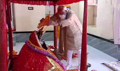 PM मोदी ने जशोरेश्वरी मंदिर में की पूजा, मां काली को चढ़ाया खास मुकुट, देखें फोटोज