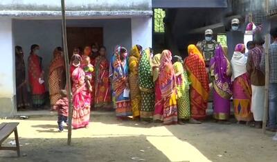 बंगाल में मतदान को लेकर वोटर्स के बीच जबरदस्त उत्साह, भरी दोपरहिया में भी लाइन में खड़े हैं लोग