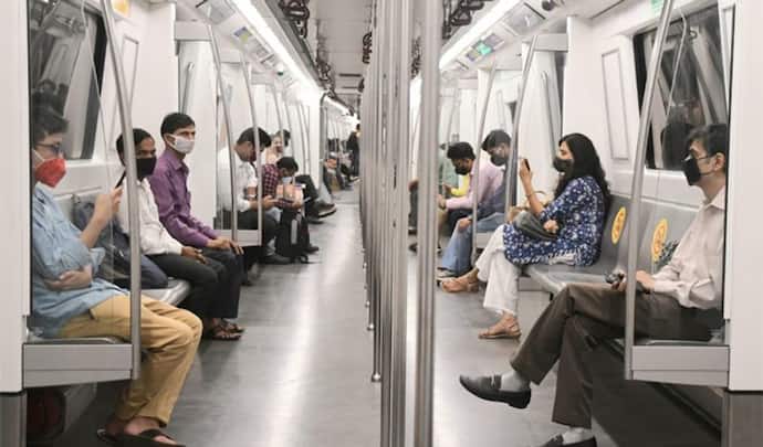 Monkey in Metro: दिल्ली मेट्रो में बंदर का शानदार सफर...