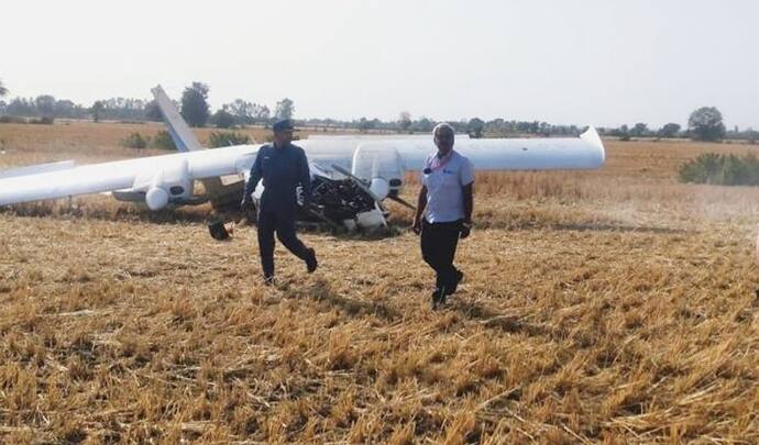 इंजन में खराबी आने के कारण उड़ान भरने के चंद मिनट में ही खेत में गिरा एयरक्राफ्ट, कैप्टन और दो ट्रेनी घायल