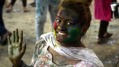 Holi :  पाकिस्तान हिंदुओं ने धूमधाम से मनाई होली, Photos में देखें कैसे मना रंगों का त्योहार
