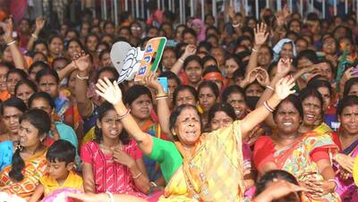 PHOTOS: बंगाल की पॉलिटिक्स में ऐसा 'परिवर्तन' पहली बार दिखा, मोदी की रैली में सैलाब-सी उमड़ीं 'बेटियां'