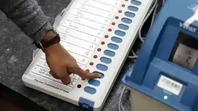 असम: EVM इश्यू को लेकर चुनाव आयोग ने 4 अधिकारियों को किया सस्पेंड