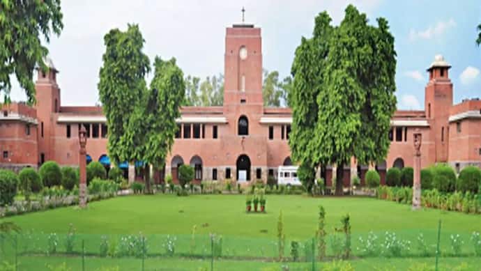 दिल्ली यूनिवर्सिटी के कॉलेज तक पहुंची कोरोना की मार, सेंट स्टीफंस के 13 स्टूडेंट्स और 2 स्टाफ हुए पॉजिटिव