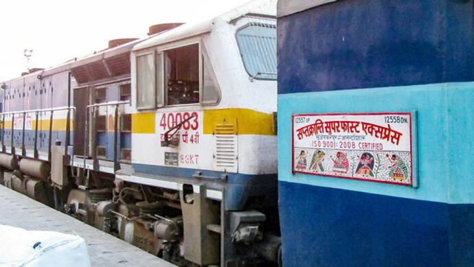 दिल्ली से मुजफ्फरपुर जा रही थी ट्रेन, अचानक बीच से टूटी तो 1 किमी तक चला गया गाड़ी का आधा हिस्सा