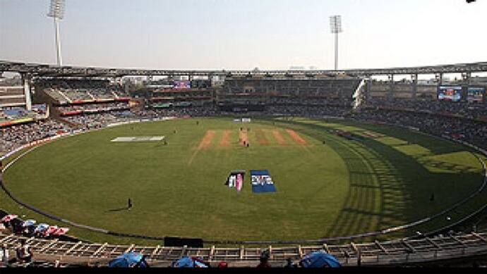 IPL पर छाए संकट के बादल ! वनाखेड़े स्टेडियम के 8 गार्ड कोरोना पॉजिटिव