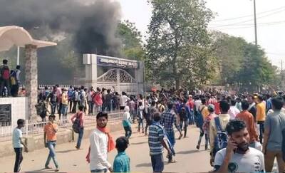 बिहार में कोरोना से कोचिंग बंद तो छात्रों ने मचाया उत्पात, सरकारी दफ्तर में तोड़पोड़ के बाद लगाई आग