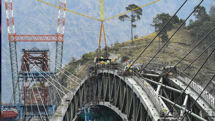 जम्मू कश्मीर: दुनिया के सबसे ऊंचे रेलवे पुल के आर्क का निर्माण पूरा, एफिल टावर से 35 मीटर ऊंचा है ब्रिज