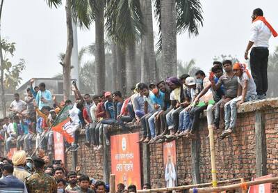 PM की कूचबिहार रैली में जनसैलाब देख उड़ जाएगी ममता की नींद, मोदी को देखने कोई पेड़-कोई जा बैठा दीवार पर