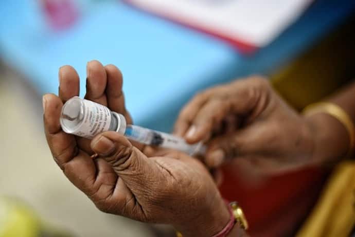 हद हैः 12-12 हजार रुपये चुकाने पर भी नहीं मिल रही वैक्सीन