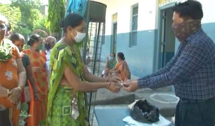 मोदी के राज्य में कोरोना वैक्सीन लगवाने पर मिल रहा है सोना, इंजेक्शन लेने के लिए उमड़ रही लोगों की भीड़