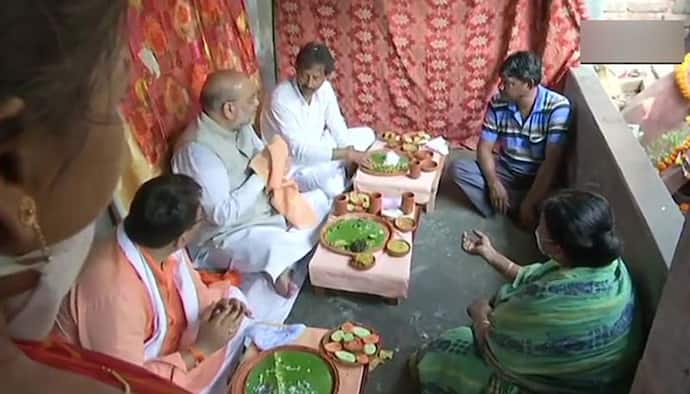 West Bengal Election:  रोड शो के दौरान जब अमित शाह को लगी भूख, तो रिक्शा ड्राइवर के घर पहुंचकर किया भोजन