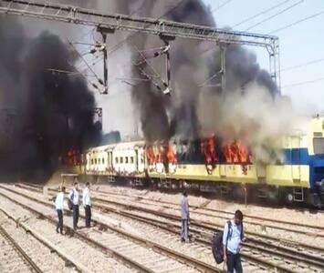 पैसेंजर ट्रेन में लगी भीषण आग, 3 डिब्बे जलकर खाक, यात्रियों ने कहा-ऐसा तो फिल्मों में देखा था