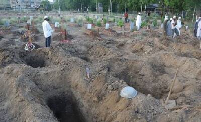 गुजरात में कोरोना का खतरनाक रूप: 24 घंटे जल रहीं चिताएं, एडवांस में खुद रहीं कब्र..कम पड़ने लगे कफन