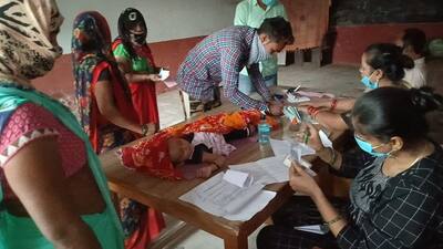 UP पंचायत चुनाव: कोरोना के खौफ में कुछ इस तरह हो रही वोटिंग, तस्वीरें देख कहेंगे यहां नहीं महामारी का डर