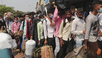 महाराष्ट्र: 15 दिन कर्फ्यू की घोषणा के बाद घर लौटने लगे प्रवासी मजदूर, पुलिस पर जबरन वसूली का आरोप