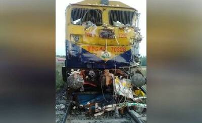 UP में बड़ा हादसा: ट्रेन ने कई वाहनों को मारी टक्कर, 5 लोगों की मौके पर मौत, गाड़ियों के उड़े परखच्चे
