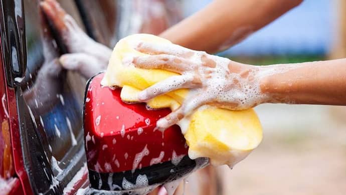 कार धोने के लिए वाशिंग पावडर का कर रहे हैं उपयोग तो हो जाएं सावधान, देखें कैसे साफ करें आपकी कार
