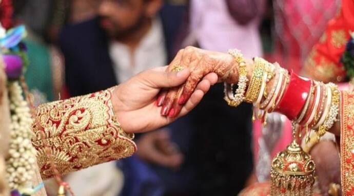 On Jaimal stage, the groom could not answer the bride's question, refused to marry