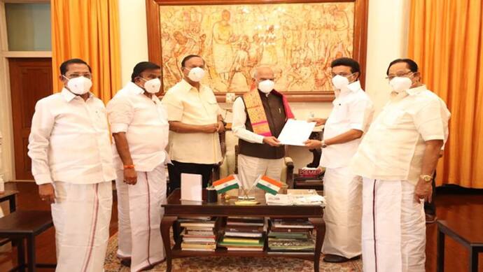 राज्यपाल से मिले डीएमके नेता एमके स्टालिन, तमिलनाडु में सरकार बनाने का दावा पेश