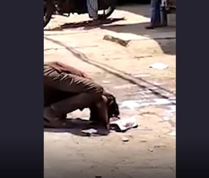 लॉकडाउन में बेबसी की तस्वीर: भूख से तड़प रहा था युवक, कहीं कुछ नहीं मिला तो सड़क पर गिरा दूध पी गया