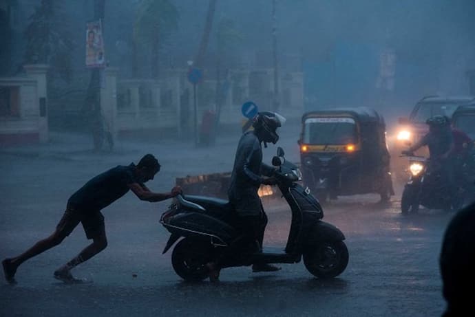 Cyclone Gulab: ধেয়ে আসছে ঘূর্ণিঝড় 'গুলাব', প্রবল বর্ষণ দক্ষিণবঙ্গে, রেড অ্যালার্ট নবান্নের
