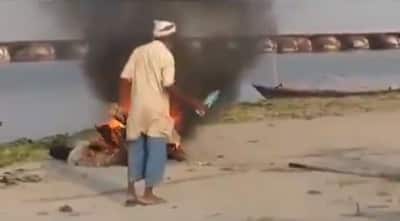 यूपीः गंगा में बहकर आए शवों पर लकड़ी के साथ रखा टायर, पेट्रोल डालकर जलवाया, 5 पुलिस कर्मी सस्पेंड