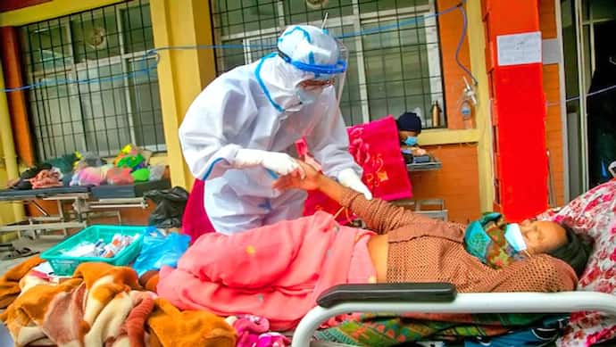 नेपाल: जहां 2 लाख की जरूरत वहां मिल रहें सिर्फ 12 हजार ऑक्सीजन सिलेंडर, हॉस्पिटल में बेड की भी भारी कमी