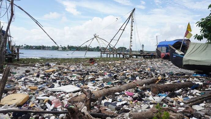 Study : कोविड-19 से पैदा हुआ 80 लाख टन प्लास्टिक वेस्ट, 25 हजार टन समुद्र में गिरेगा