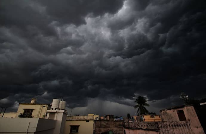 শক্তি বাড়িয়ে এগিয়ে আসছে Cyclone Yaas, জেনে নিন ঘূর্ণিঝড় মোকাবিলায় কী কী করবেন