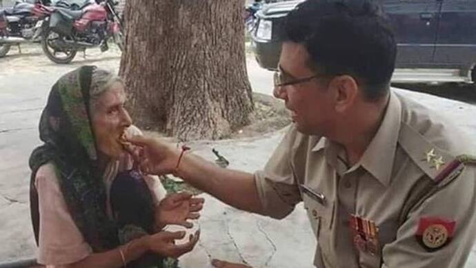 भूखी महिला को पुलिसवाले ने अपने हाथ से खिलाया खाना, सोशल मीडिया में वायरल हुए फोटो