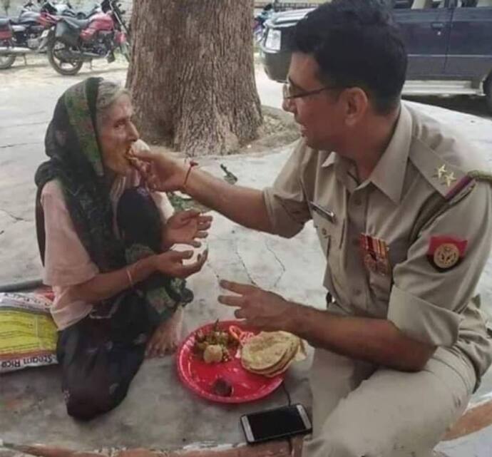 पुलिस का एक चेहरा ऐसा भीः बेघर बुजुर्ग महिला को बैठकर अपने हाथ से खिलाया खाना