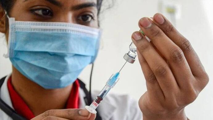 वैक्सीन पर कंट्रोवर्सी: SC ने मांगा फुल प्लान, प्रियंका ने पूछा-12 करोड़ डोज आ गए क्या, नवाब ने भी कसा तंज