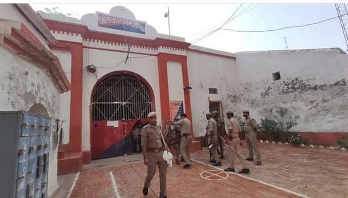 जौनपुर जेल में कैदी की मौत, जेल के अस्पताल में लगाई आग, पुलिस ने छोड़े आंसू गैस के गोले