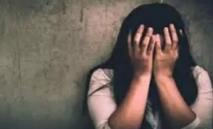 Molestation  : ছাত্রীকে একা পেয়ে ক্লাসে শ্লীলতাহানি, গুরুতর অভিযোগ অধ্যাপকের বিরুদ্ধে