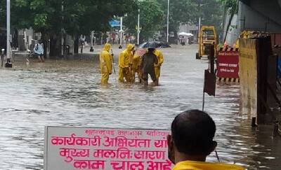 10 तस्वीरों में देखिए पहली ही बारिश में जलमग्न हुई मुंबई, सड़कें बन गईं तालाब..हर तरफ पानी ही पानी