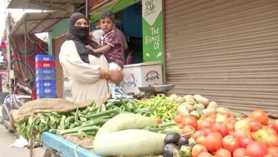 पति की मौत के बाद  बुर्क़ा पहने सब्जी बेच रही ये महिला, 4 साल का बच्चा भी करता है मां की मदद