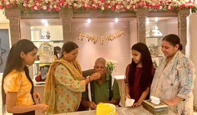 लालू प्रसाद ने आधी रात को मनाया बेटी के घर जन्मदिन, पत्नी ने पहले खिलाया केक, सामने आई तस्वीर...