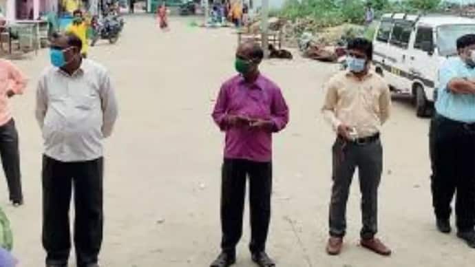 कर्नाटक: एक गांव जहां दरवाजे नहीं होते, लोगों ने कहा, वैक्सीन नहीं लगवाएंगे, संत की आत्मा रक्षा करेगी
