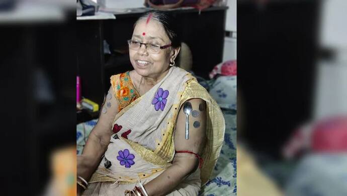 प. बंगाल: 66 साल की महिला के शरीर पर चिपकने लगे हैं चम्मच और सिक्के, बताई इसके पीछे की कहानी