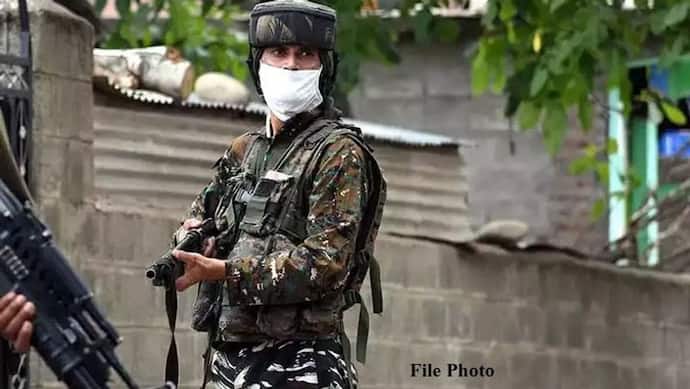 जम्मू-कश्मीर में आतंकियों से मुठभेड़, सुरक्षाबलों ने एक आतंकी मार गिराया, 2 को ढूंढ़ने सर्चिंग