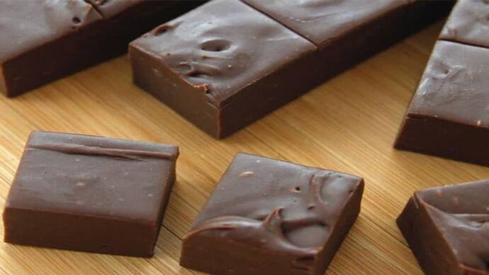 बाजार की डेरी मिल्क से बच्चों के दांत हो रहे खराब, तो घर में पड़ी इन 2 चीजों से झटपट बनाएं होममेड चॉकलेट