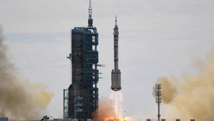 चीन ने 90 दिन के लिए अंतरिक्ष यात्रा पर भेजे 3 एस्ट्रोनॉट्स, वहां पहुंचने पर हुआ लाइव टेलीकास्ट
