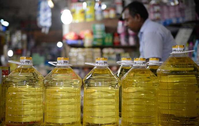 Edible Oil Price: खाने के तेल की कीमतें घटीं- कंपनियों ने 10 से 15 रुपए प्रति लीटर कम किए दाम, जानें नए रेट