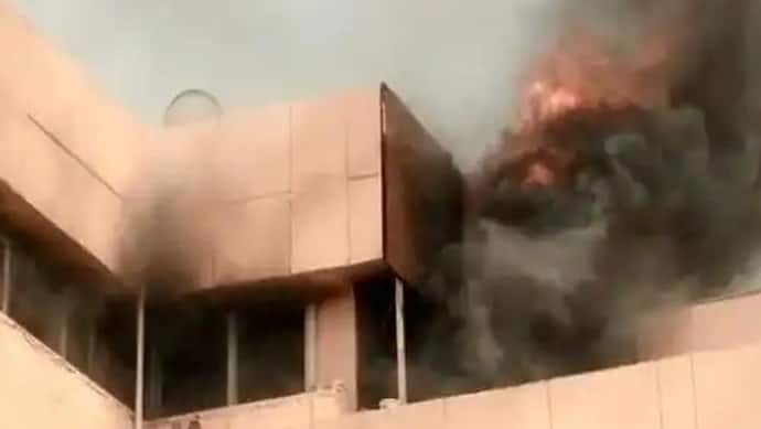 नोएडा मेट्रो के NMRC ऑफिस  में लगी भीषण आग, मौके पर पहुंची फायर ब्रिगेड की टीम