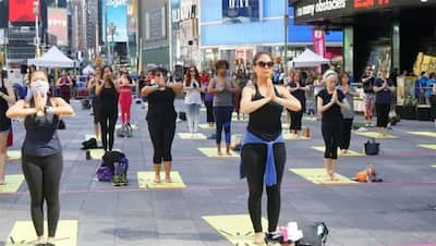 International Yoga Day: 3 हजार लोगों ने इस तरह New York के Times Square पर किया योग